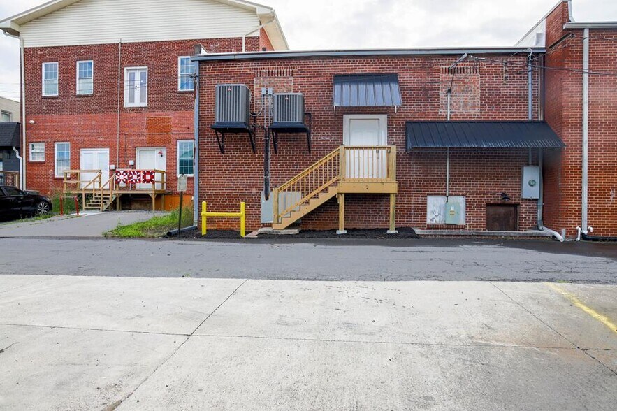 More Photos Of 122 N 3rd Ave, Chatsworth Office For Sale