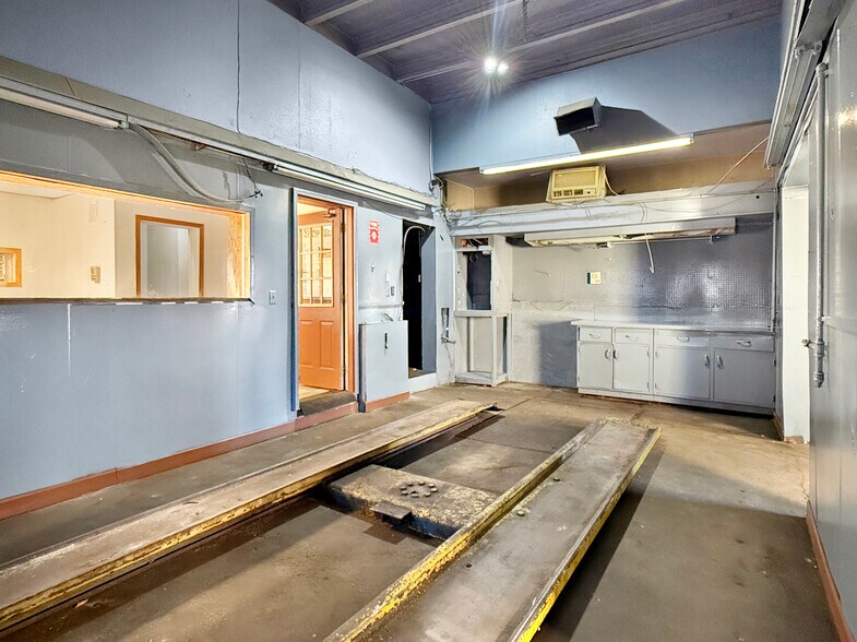 More Photos Of 2200 Easton Blvd, Des Moines Auto Dealership For Sale