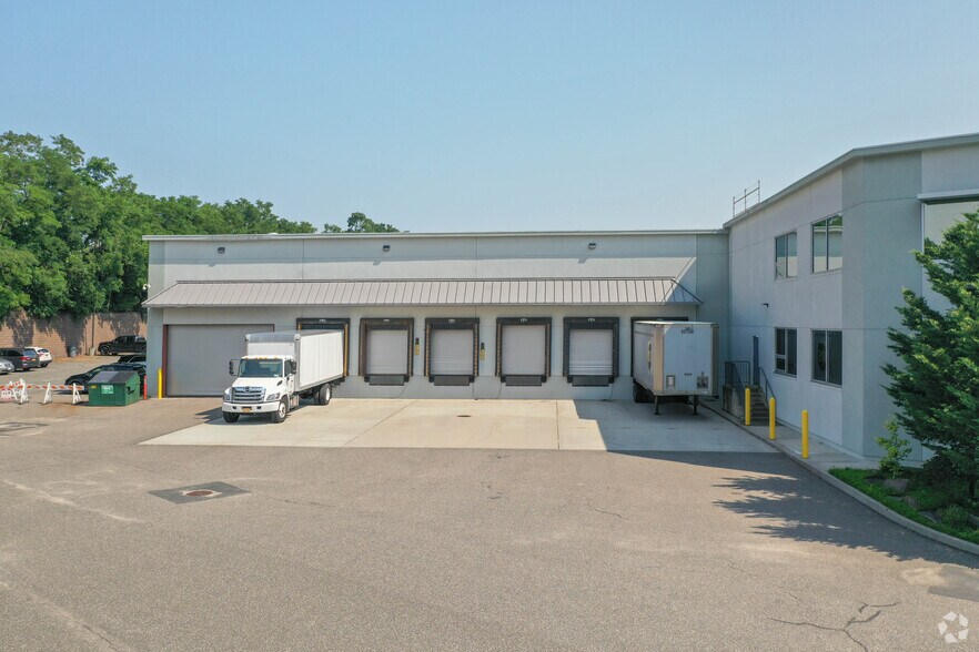 More Photos Of 85 Harbor Rd, Port Washington Warehouse For Lease