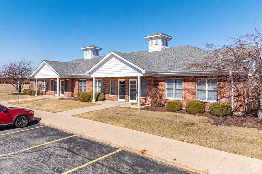 More Photos Of 858-863 Center Ct, Shorewood Office For Lease