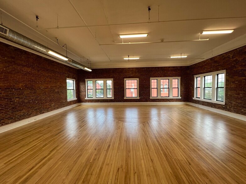 More Photos Of 11 Adams St, Biddeford Storefront Retail Office For Lease