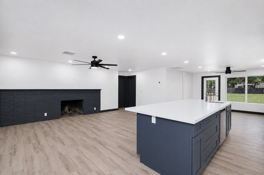More Photos Of 958 W Main St, Mesa Flex For Lease
