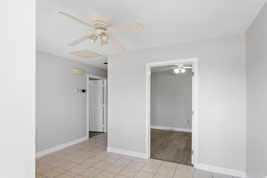 More Photos Of 8019 FM 517 Rd W, Dickinson Showroom For Lease