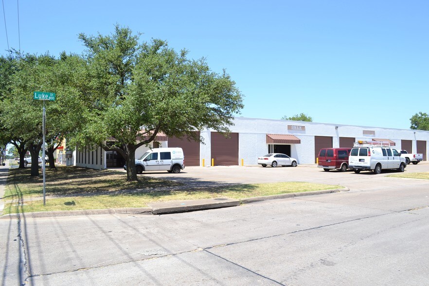 More Photos Of 801-827 Luke St, Irving Light Distribution For Lease