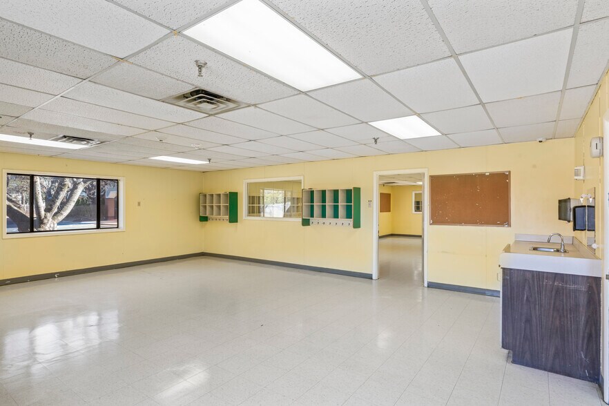 More Photos Of 211 Edds Ln, Sterling Schools For Lease