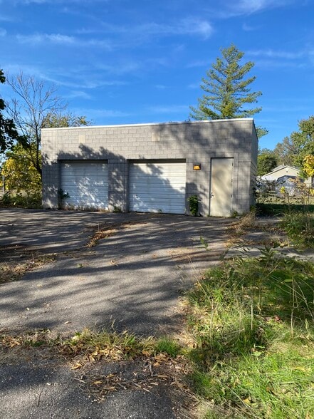 More Photos Of 1321 Forest Ave, Middletown Warehouse For Sale
