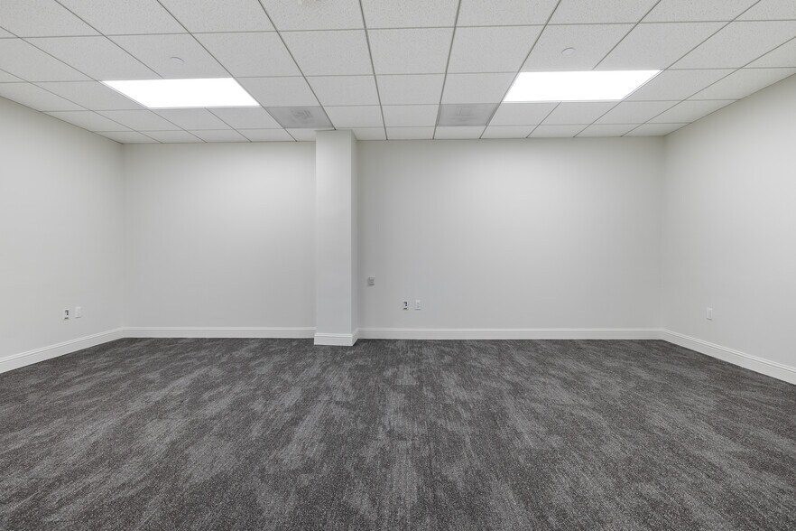 More Photos Of 17 S Briar Hollow Ln, Houston Office Residential For Lease