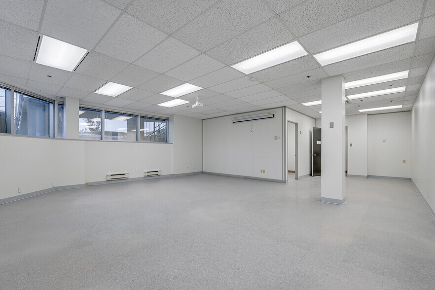 More Photos Of 63 Glencoe St, Ottawa Office For Lease