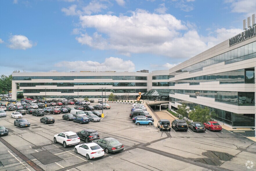 More Photos Of 1400 Old Country Rd, Westbury Office For Lease