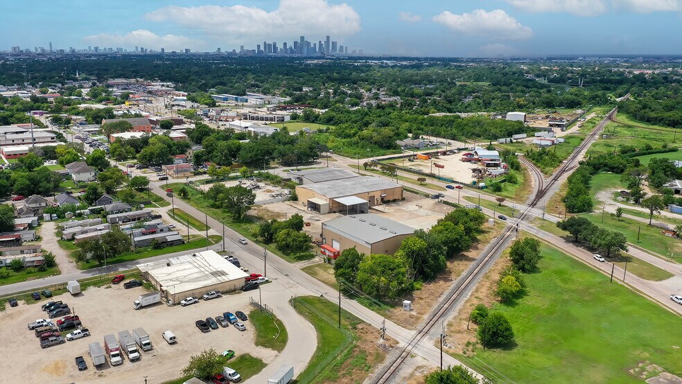 More Photos Of 7520 Lawndale St, Houston Warehouse For Lease