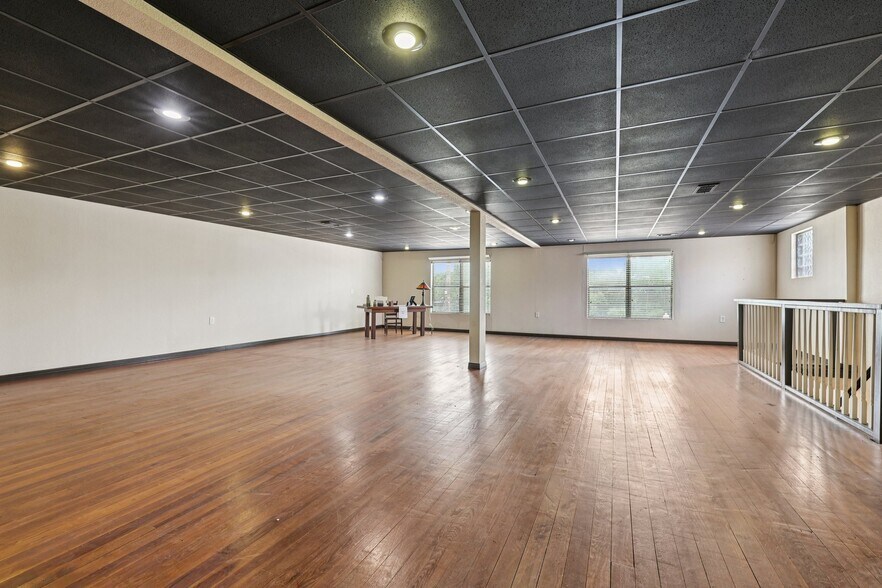 More Photos Of 113 N Main St, Moulton Bar For Sale