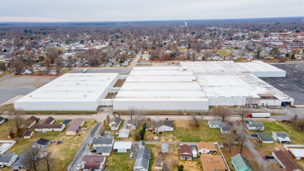 More Photos Of 410 E Lyerla Dr, Herrin Distribution For Lease