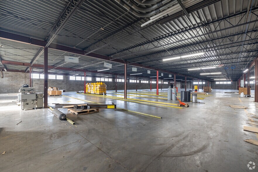 More Photos Of 209 W Main St, Linn Warehouse For Lease