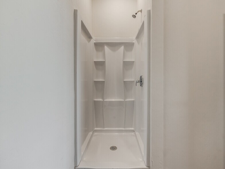 More Photos Of 236 N Chisholm Trail Way, Mustang Warehouse For Lease