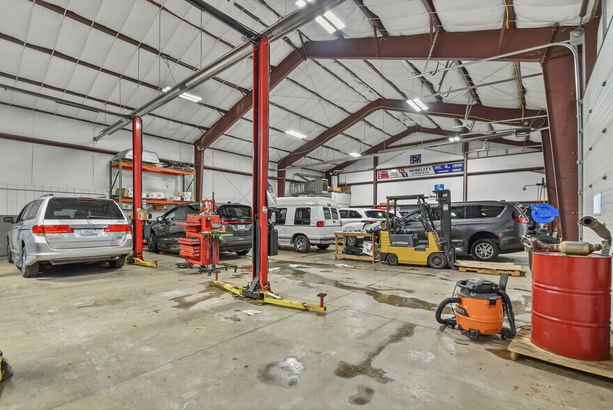 More Photos Of 844 Ontario Rd, Green Bay Showroom For Sale