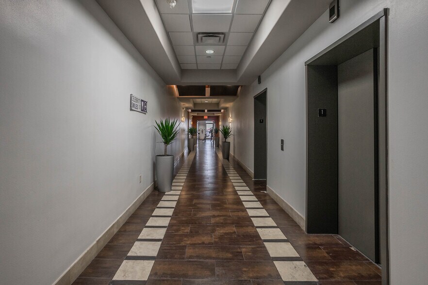 More Photos Of 7878 E Gateway Blvd, El Paso Medical For Lease