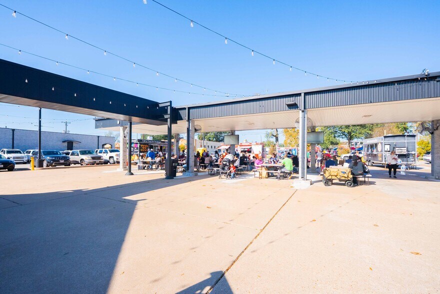 More Photos Of 2311 Main St, Waller Flex For Lease