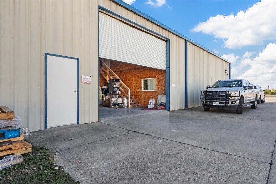 More Photos Of 6604 N State Highway 6, Woodway Storefront Retail Office For Lease