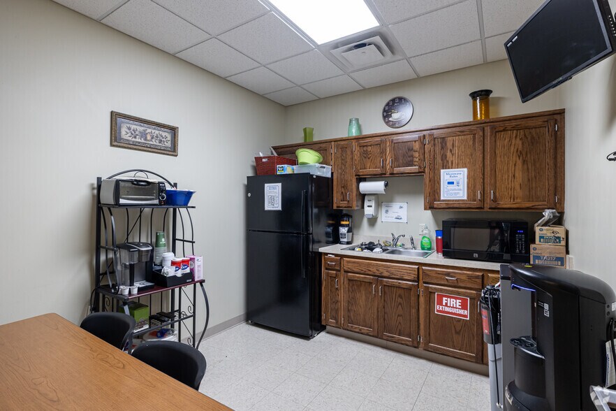 More Photos Of 20101 E Jackson Dr, Independence Office For Sale