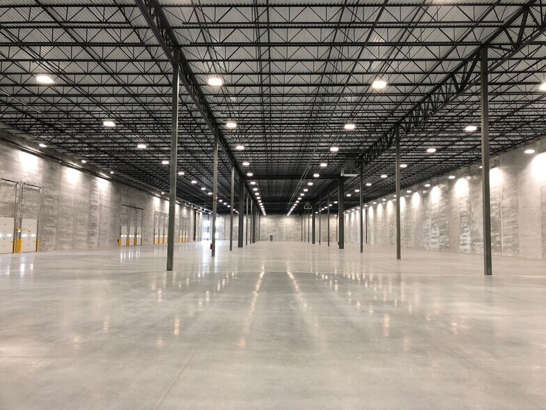 More Photos Of 2400 S Wood St, Chicago Warehouse For Lease