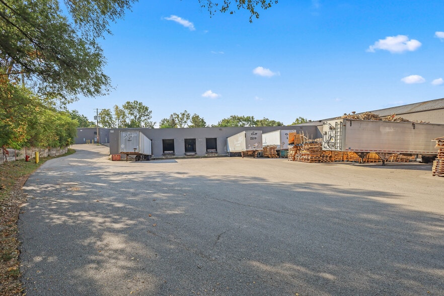 More Photos Of 85-125 Hankes Ave, Aurora Warehouse For Sale