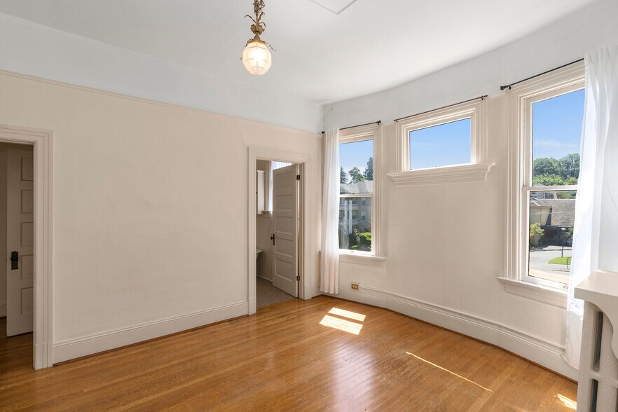 More Photos Of 714-716 NW 24th Pl, Portland Apartments For Sale