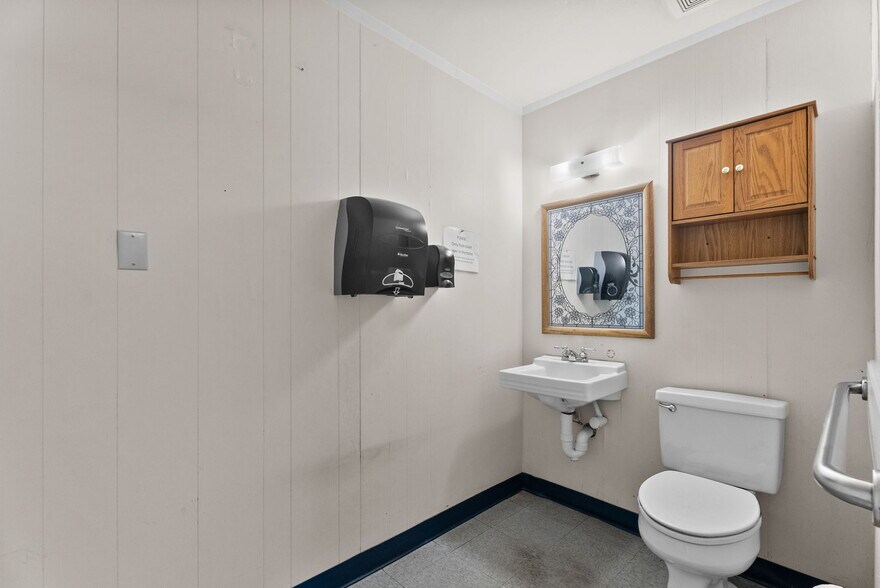 More Photos Of 3401 NNE Loop 323, Tyler Light Distribution For Sale