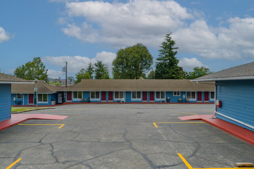 More Photos Of 787 N Central Blvd, Coquille Hotel For Sale