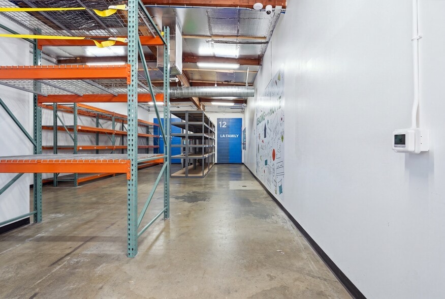 More Photos Of 7842 Lankershim Blvd, North Hollywood Showroom For Sale