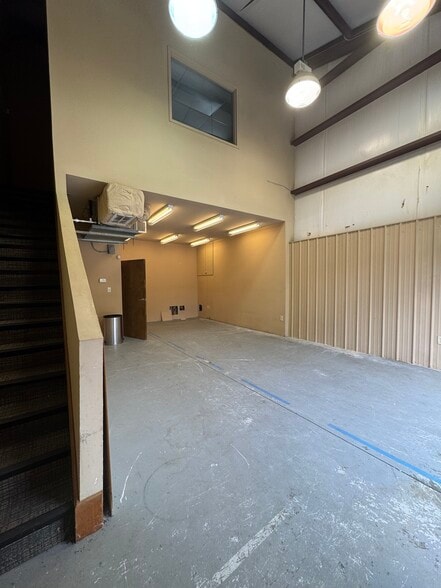 More Photos Of 367 N Clarendon Ave, Scottdale Light Distribution For Lease