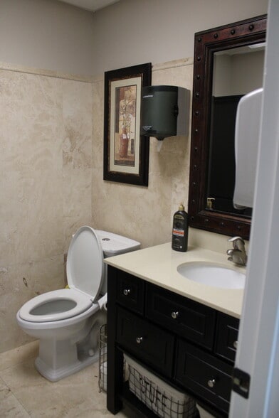More Photos Of 2731 Vista Pky, West Palm Beach Showroom For Sale