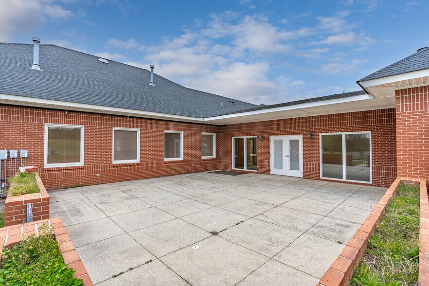 More Photos Of 512 Professional Park Rd, Clinton Medical For Sale