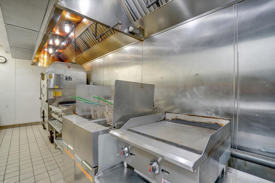 More Photos Of 152 S Brand Blvd, Glendale General Retail For Lease