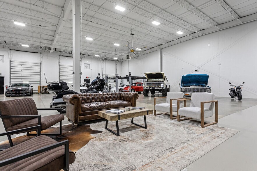 More Photos Of 3455 Centerpoint Dr, Grove City Warehouse For Lease