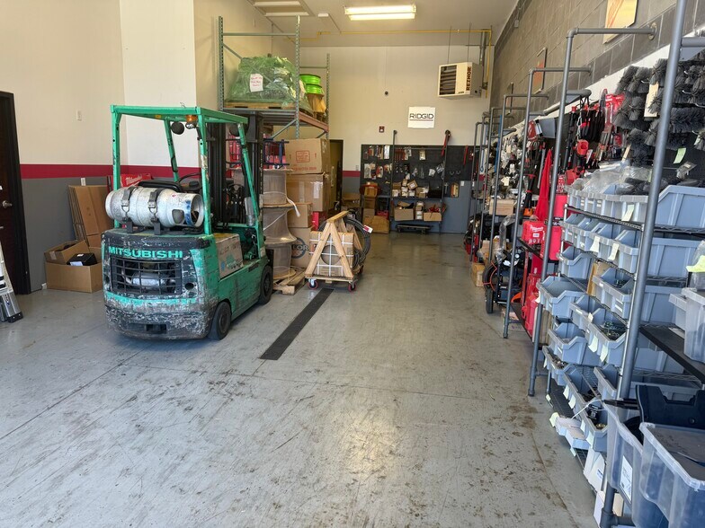 More Photos Of 81 Triad South Dr, Saint Peters Warehouse For Lease