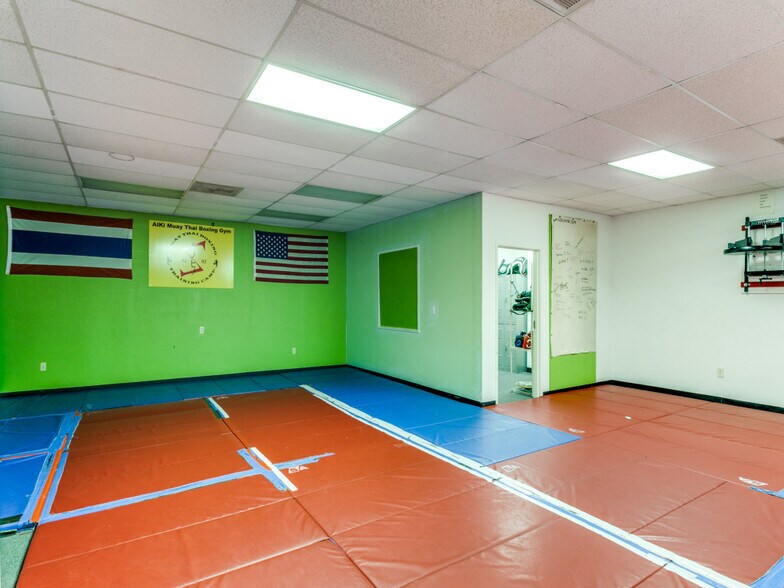 More Photos Of 10606 Shady Trl, Dallas Showroom For Sale