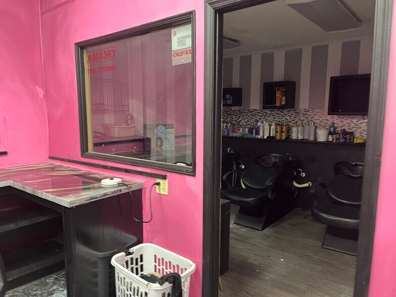 More Photos Of 1906 Parental Home Rd, Jacksonville Storefront For Sale