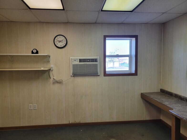More Photos Of 412AR 5th Ave SW, Aberdeen Flex For Lease
