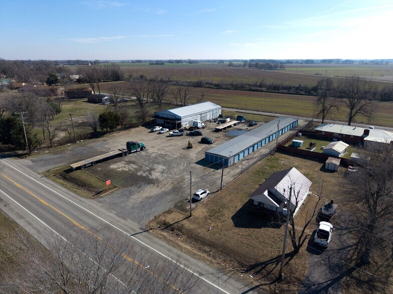 More Photos Of 739 S Walnut St, Steele Self Storage For Sale