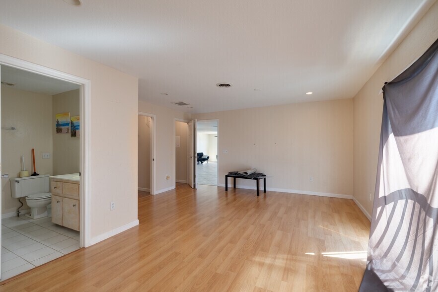 More Photos Of 236 Grove St S, Venice Freestanding For Sale