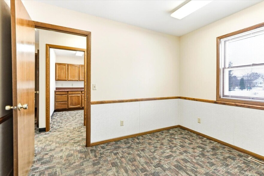 More Photos Of 1910 7th St S, Wisconsin Rapids Office For Sale