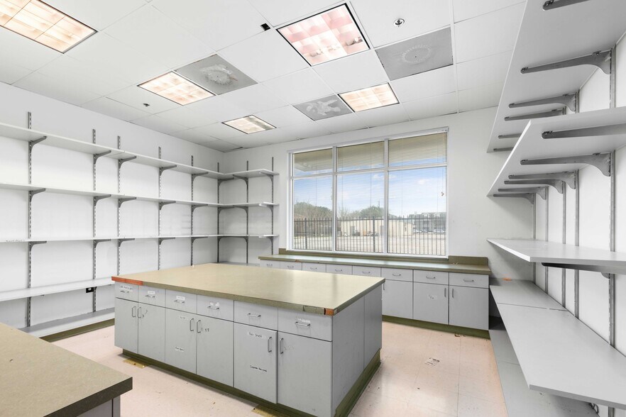 More Photos Of 202 N Texas Ave, Webster Medical For Lease