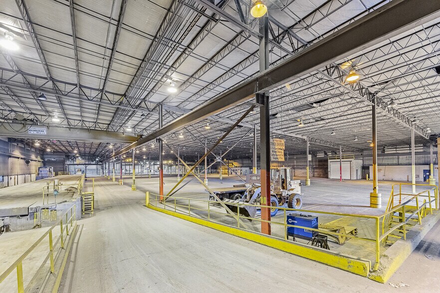 More Photos Of 1001 E Broadway St, Alliance Industrial For Lease