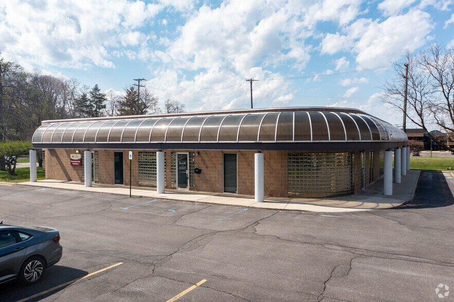 More Photos Of 43750 Woodward Ave, Bloomfield Hills Medical For Lease