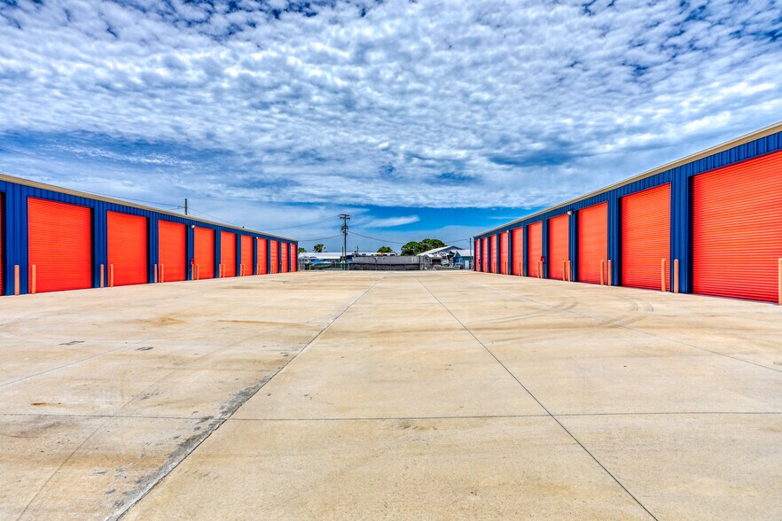 More Photos Of 2225 Avocado Ave, Melbourne Light Distribution For Lease