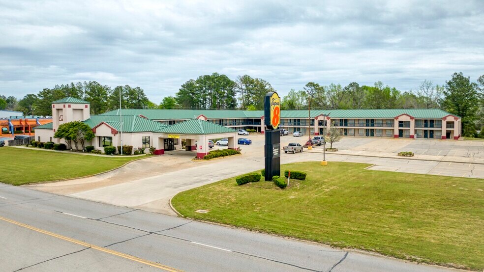 More Photos Of 2100 N Wheeler St, Jasper Hotel For Sale