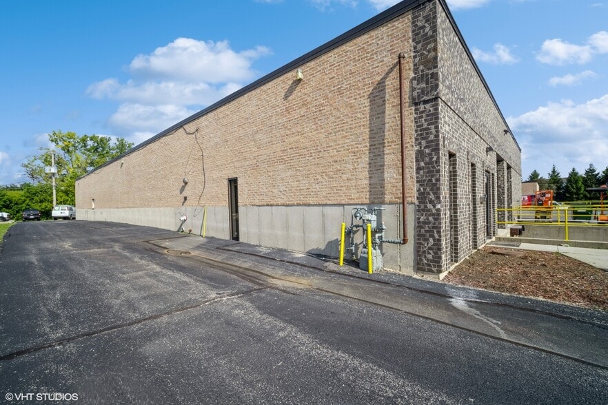 More Photos Of 2068-2068 S Foster Ave, Wheeling Manufacturing For Lease