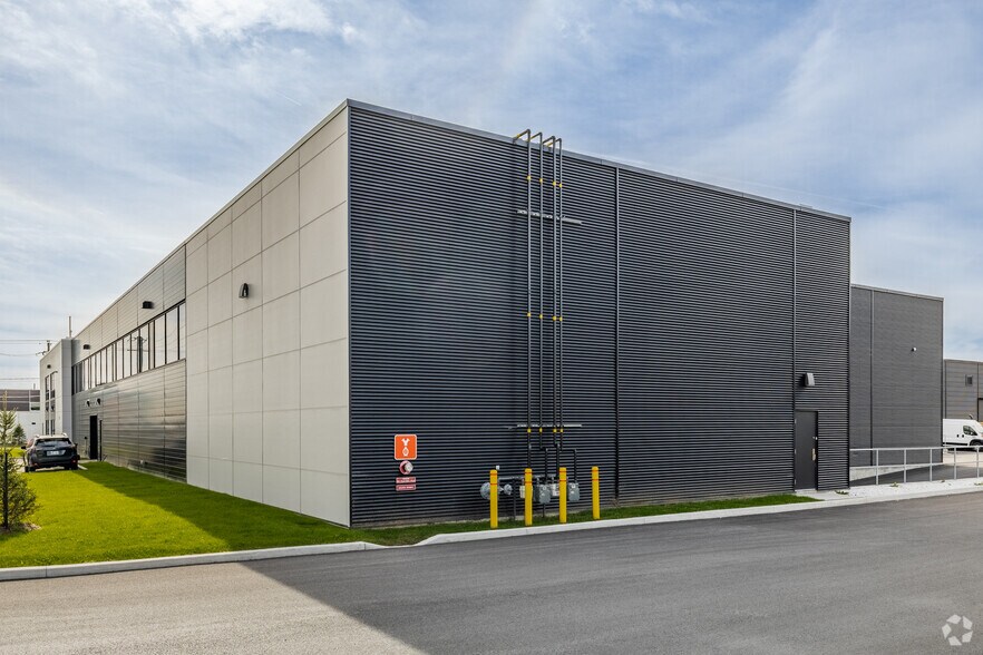 More Photos Of 465 Ch Industriel, Gatineau Distribution For Lease