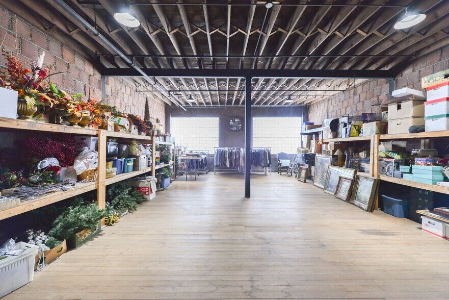 More Photos Of 2734 Lasalle St, Saint Louis Showroom For Sale