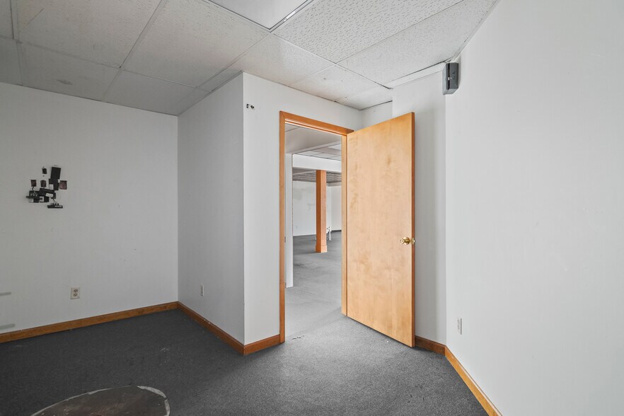 More Photos Of 222 W Main Cross St, Taylorville Showroom For Sale